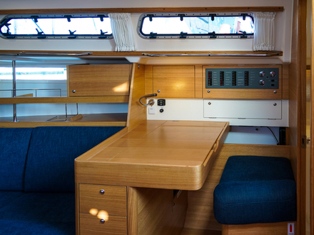 Une vraie table à carte, confortable et bien placée dans le salon.