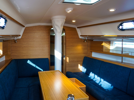 L'aménagement intérieur est particulièrement bien pensé, et très lumineux grâce à des hublots bien disposés. Nautisme Article