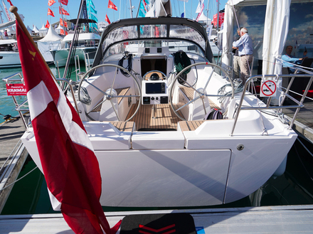 Un pont sans teck pour le modèle exposé qui conviendrait parfaitement à une utilisation méditerranéenne.