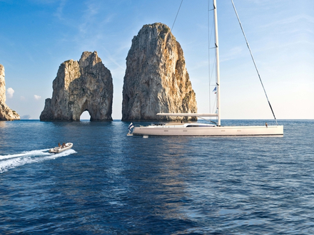 On reconnaît au premier coup d'oeil le style prisé du chantier finlandais, avec des lignes élégantes, et une conception de la coque qui offre une excellente stabilité et un volume intérieur généreux.