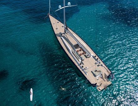 Le double poste de pilotage sur le pont bénéficie d'une vue totalement dégagé sur l'horizon. Deux biminis à commande électrique sont dissimulés au niveau du salon et du bain de soleil. Nautisme Article