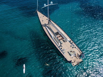 Le double poste de pilotage sur le pont bénéficie d'une vue totalement dégagé sur l'horizon. Deux biminis à commande électrique sont dissimulés au niveau du salon et du bain de soleil. Nautisme Article