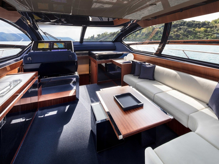 Sur le pont principal, le salon comporte de larges ouvertures et une grande banquette en L avec toujours un style high-tech. 