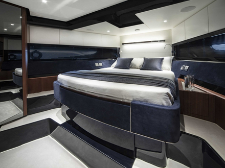 Trois cabines à bord dont une belle VIP avec une salle de bain séparée et de nombreux rangements à la manière d'une suite d'hôtel ! Nautisme Article