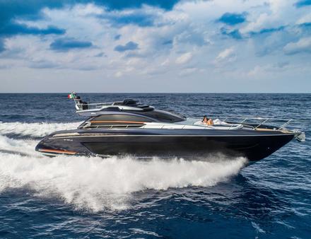 A près de 37 noeuds en pointe grâce à ses deux puissants V12, les invités du Ribelle peuvent profiter au choix du confortable bain de soleil avant ou du flybridge facilement accessible. Nautisme Article