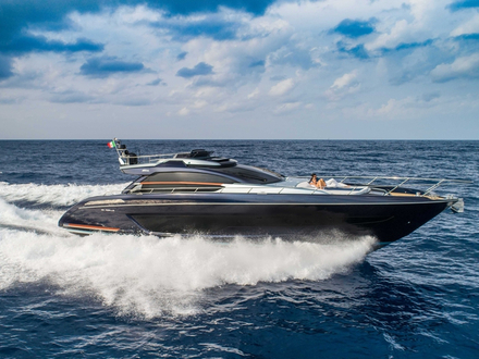 A près de 37 noeuds en pointe grâce à ses deux puissants V12, les invités du Ribelle peuvent profiter au choix du confortable bain de soleil avant ou du flybridge facilement accessible. Nautisme Article