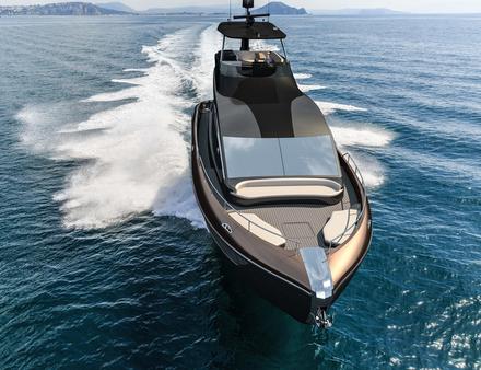 Plusieurs éléments phares du concept de 42 pieds ont été reconduits pour le Lexus LY 650 : une proue robuste et expressive, un pont galbé et une section arrière accentuée. Nautisme Article