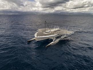 Le navire Race for Water en approche de Papeete