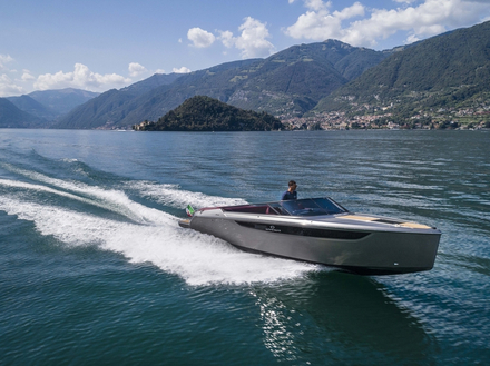 Les E26 Classic et Rider sont des bateaux adaptés à la navigation côtière et hauturière et nécessitant peu d'entretien. Day-cruiser ou bowrider, les deux mélangent le style sophistiqué et sportif. Les E26 Classic et Rider sont des bateaux adaptés à la navigation côtière et hauturière et nécessitant peu d'entretien. Day-cruiser ou bowrider, les deux mélangent le style sophistiqué et sportif.