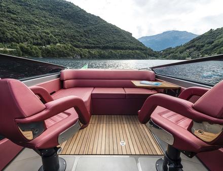 La dînette du centre du bateau est desservie par un siège en forme de L, qui assure la continuité du solarium arrière, et par deux sièges pivotants. Nautisme Article