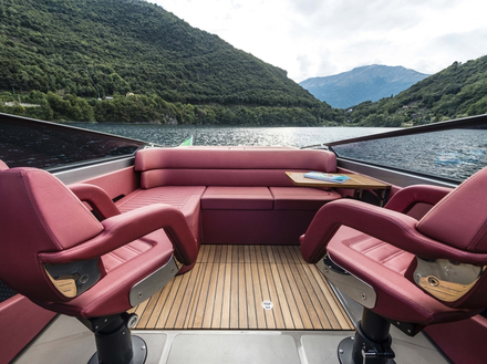 La dînette du centre du bateau est desservie par un siège en forme de L, qui assure la continuité du solarium arrière, et par deux sièges pivotants. Nautisme Article