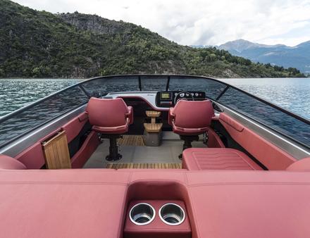 Pour accentuer le caractère sportif du E26 Classic, un pare-brise enveloppant et un faisceau complet sont fournis, ce qui offre une protection au pilote. Nautisme Article