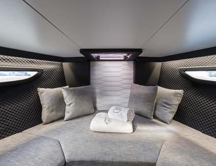 Sous le pont, il y a une petite cabine et un compartiment de toilettes, permettant de passer une nuit ou deux à bord de ce day-boat. Nautisme Article