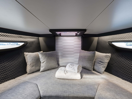 Sous le pont, il y a une petite cabine et un compartiment de toilettes, permettant de passer une nuit ou deux à bord de ce day-boat. Sous le pont, il y a une petite cabine et un compartiment de toilettes, permettant de passer une nuit ou deux à bord de ce day-boat.