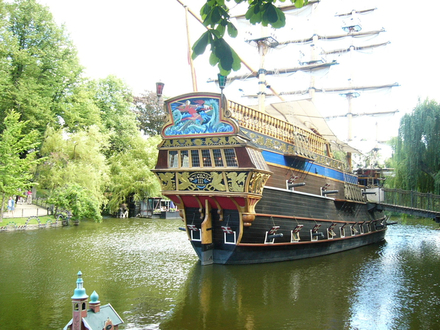 Situé dans le centre de Copenhague, les jardins de Tivoli proposent de nombreuses activités autour de ses montagnes russes et autres trains ainsi que des expositions, des concerts...