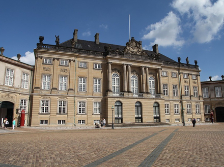 Lieu incontournable durant votre séjour : le Palais Amalienborg, la résidence d'hiver de la famille royale de Danemark. Lieu incontournable durant votre séjour : le Palais Amalienborg, la résidence d'hiver de la famille royale de Danemark.