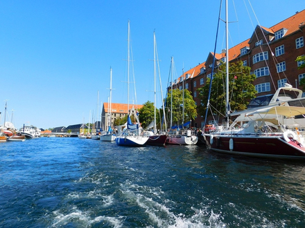 Copenhague, la capitale, est située sur la côte orientale de l'île de Seeland, face au détroit d'Øresund qui sépare le Danemark de la Suède voisine. 
