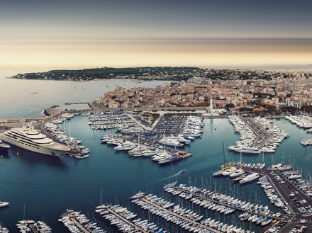 Port Vauban d'Antibes, le plus grand port de plaisance d'Europe, se positionne désormais comme l'avenir de la plaisance en Méditerranée, à travers un récent film promotionnel. Port Vauban d'Antibes, le plus grand port de plaisance d'Europe, se positionne désormais comme l'avenir de la plaisance en Méditerranée, à travers un récent film promotionnel.