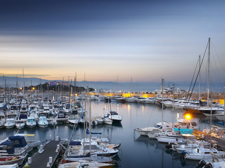 Grâce à son héliport et sa position géographique, Port Vauban est à seulement deux minutes de vol de l'aéroport international de Nice et à quelques minutes des plus beaux sites de la région.
