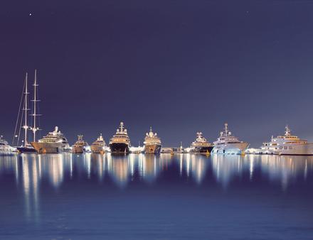 Le quai des milliardaires de Port Vauban a la possibilité d'accueillir des yachts de plus de 100 mètres de long. Nautisme Article