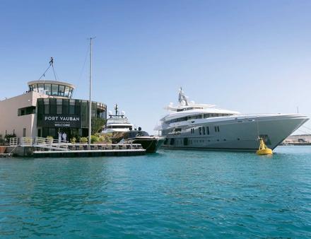 Port Vauban propose un programme hiver pour les équipages, des services de maintenance et de réparation, et des forfaits hiver spécialement adaptés au superyachts de 40 à 170 mètres durant la basse saison. Nautisme Article