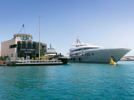 Port Vauban propose un programme hiver pour les équipages, des services de maintenance et de réparation, et des forfaits hiver spécialement adaptés au superyachts de 40 à 170 mètres durant la basse saison. Nautisme Article