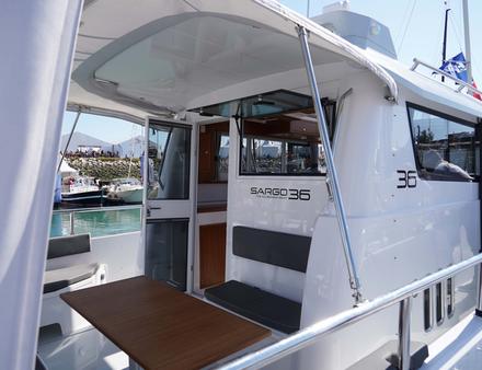 La gamme Sargo est étendue et permet une navigation à une vitesse de croisière avoisinant les 25 nds avec une sensation de sécurité et de maîtrise totale. Le Sargo 36 est actuellement le bateau amiral du chantier. Nautisme Article