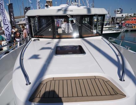 Le comportement marin du Sargo 36 est au rendez-vous. Il s'agit d'un bateau pour navigateurs exigeants et connaisseurs qui n'ont pas peur de conditions de mer musclées comme on peut en rencontrer par mistral ou vent d'est en Méditerrané Nautisme Article