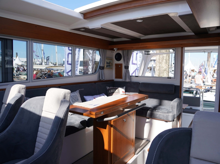 L'intérieur, avec des boiseries raffinées, donne un caractère très chaleureux au bateau et confirme le sentiment de sécurité qu'inspire l'ensemble du Sargo 36. L'intérieur, avec des boiseries raffinées, donne un caractère très chaleureux au bateau et confirme le sentiment de sécurité qu'inspire l'ensemble du Sargo 36.