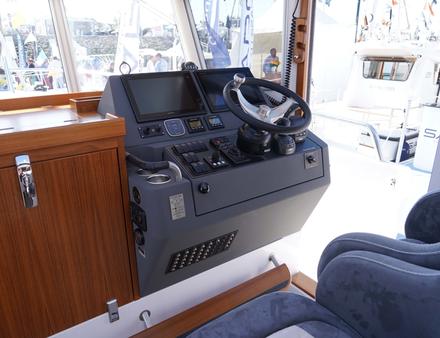 On retrouve poste de pilotage très confortable et bien aéré grâce à un "toit ouvrant" très facile à manipuler. Nautisme Article