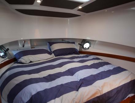 Le Sargo 36 possède deux cabines spacieuses avec cabinet de toilette pour chacune et douche séparée pour la cabine du propriétaire. Nautisme Article