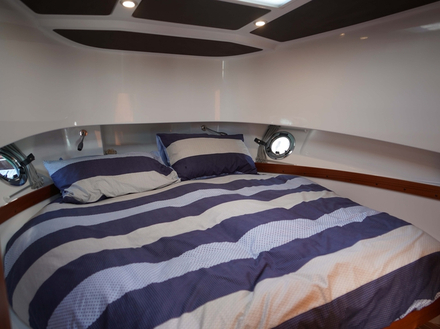 Le Sargo 36 possède deux cabines spacieuses avec cabinet de toilette pour chacune et douche séparée pour la cabine du propriétaire. Le Sargo 36 possède deux cabines spacieuses avec cabinet de toilette pour chacune et douche séparée pour la cabine du propriétaire.