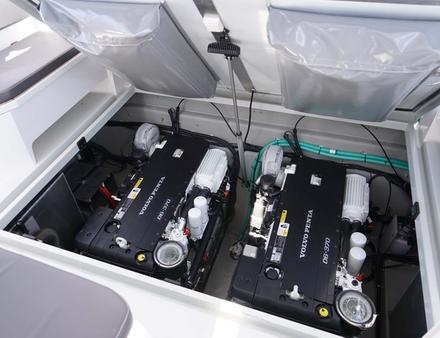 Le rayon d'action du 36 permet de rejoindre la Corse voire les Baléares très rapidement et d'optimiser les conditions météo pour éviter les mauvaises surprises. Vitesse : entre 28 et 42 noeuds. Nautisme Article