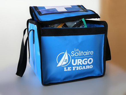 Avec l'aide de plusieurs marins et notamment l'expérimenté Gildas Morvan, Urgo a fourni une trousse de secours bien adaptée aux besoins spécifiques des skippers l Avec l'aide de plusieurs marins et notamment l'expérimenté Gildas Morvan, Urgo a fourni une trousse de secours bien adaptée aux besoins spécifiques des skippers l
