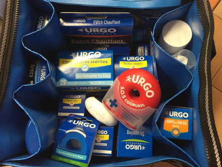 Des pansements, des compresses, des patchs chauffants, des produits antiseptiques... autant de produits qui doivent permettre aux marins de réagir rapidement. Des pansements, des compresses, des patchs chauffants, des produits antiseptiques... autant de produits qui doivent permettre aux marins de réagir rapidement.