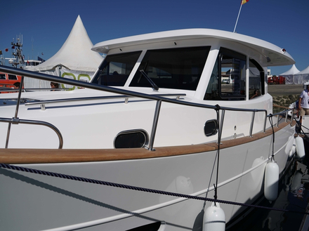 La gamme allant de 34 à 68 pieds avec des options Fly Bridge à partir de 42 pieds, le choix est vraiment possible pour différents programmes de navigation. La gamme allant de 34 à 68 pieds avec des options Fly Bridge à partir de 42 pieds, le choix est vraiment possible pour différents programmes de navigation.