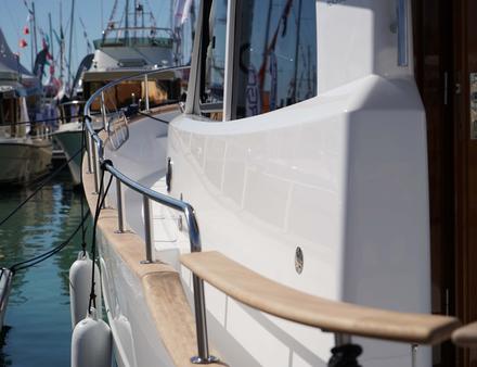 La qualité des matériaux est palpable, le toucher des boiseries est sensuel et un sentiment de luxe discret émane quand on franchit le seuil de la cabine principale. Nautisme Article