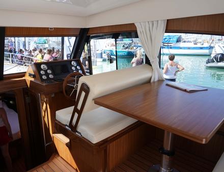 Très bien doté en motorisation (2x225 ch), une vitesse de croisière de l'ordre de 12 noeuds permet de faire du chemin en toute sécurité mais également de rentrer au port rapidement. Nautisme Article