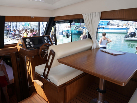 Très bien doté en motorisation (2x225 ch), une vitesse de croisière de l'ordre de 12 noeuds permet de faire du chemin en toute sécurité mais également de rentrer au port rapidement. Nautisme Article