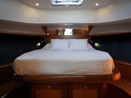 Avec deux cabines très spacieuses du fait d'une largeur importante de la coque, on se sent à l'aise et l'impression d'espace est clairement supérieure à la taille réelle du bateau. Nautisme Article