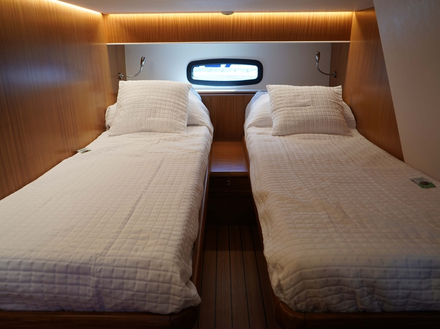 L'ensemble des cabines est très bien aménagé, fonctionnel et aéré, et le "must" c'est surtout que le bateau peut-être customisé en fonction des désirs du propriétaire. Nautisme Article
