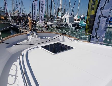 Une plage avant avec un bain de soleil très généreux pour le farniente signe "le côté sud" de cette unité qui ne peut pas renier ses origines. Nautisme Article