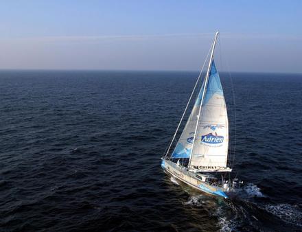 Jean-Luc Van Den Heede détient le record du Tour du Monde à l'envers depuis 2004. Un exploit réalisé à bord de son monocoque Adrien. Nautisme Article
