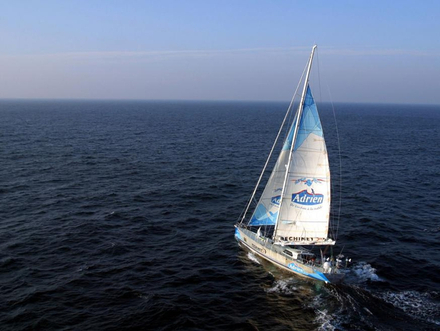 Jean-Luc Van Den Heede détient le record du Tour du Monde à l'envers depuis 2004. Un exploit réalisé à bord de son monocoque Adrien. Nautisme Article