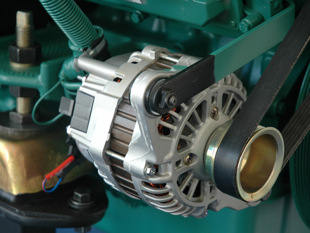 L'alternateur est l'équipement qui assure la recharge des batteries en navigation.