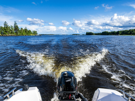 Sur la majorité des bateaux,  l'alternateur est le seul moyen de recharge en navigation et au mouillage. Un problème d'alternateur signifie plus de recharge de batterie et rapidement plus de courant à bord.