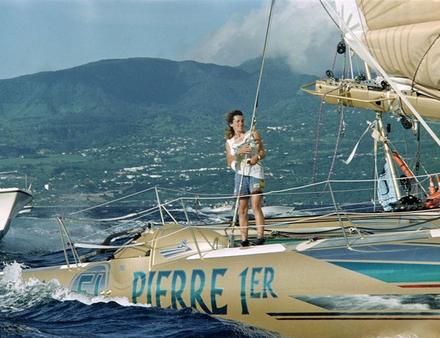 Florence Arthaud lors de son arrivée victorieuse à Pointe-à-Pitre en 1990. Nautisme Article
