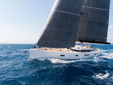 Le CNB 66 avec son plan de voilure performance allonge bien la foulée et atteint facilement la vitesse du vent dès les petits airs.