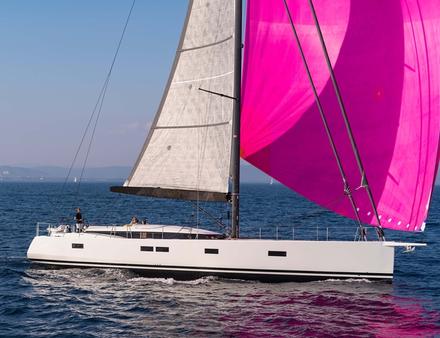 Difficile de le différencier du 76 tant la ligne est élancée, seule la plage avant moins grande trahie les 10' d'écart. Le spi de 330 m² permet de se déhaler tefficacement malgré les 31t de déplacement. Nautisme Article