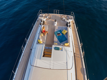 Le plan de pont est une merveille de disposition et de modularité. On distingue bien le passage dégagé pour circuler et la table transformable en bain de soleil.